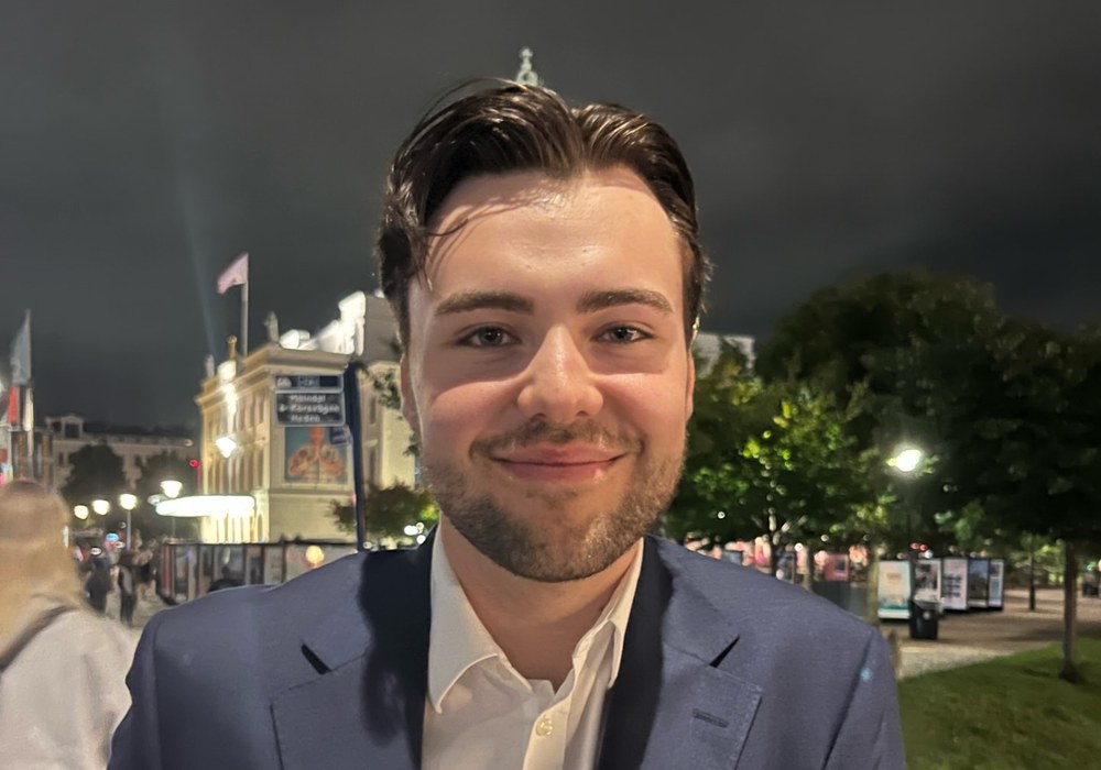 Mauritz ler mot kameran en kväll i centrala Göteborg